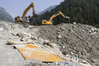 Les travaux se poursuivent dans le torrent du Fregnoley alors que l'armée suisse a débarqué (archives).